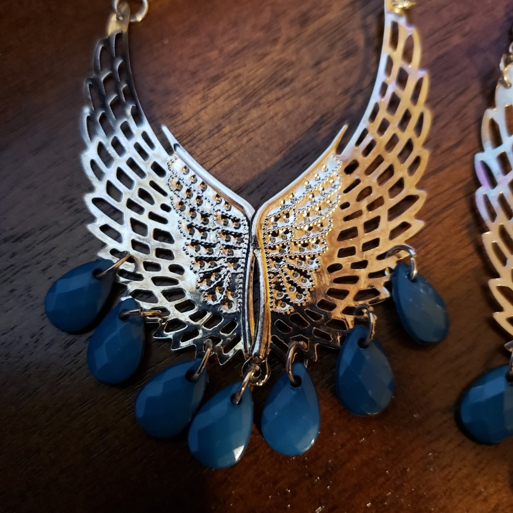 Beautiful Dangling Earrings - Picture 4 of 7